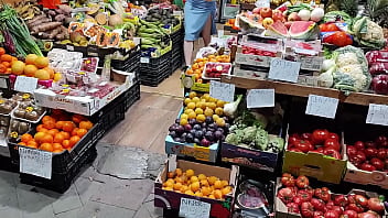 Penetracion anal y vaginal con verduras orgasmo enorme con squirt en la cocina