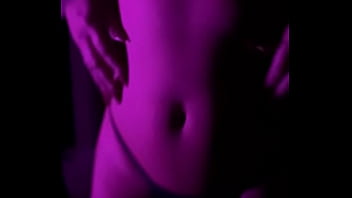 Gostosa de biquini a noite