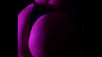 Gostosa de biquini a noite