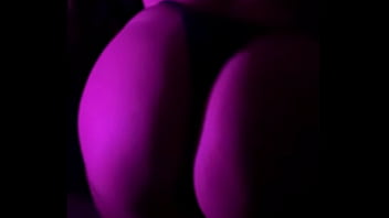 Gostosa de biquini a noite