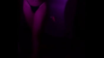 Gostosa de biquini a noite