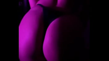 Gostosa de biquini a noite