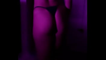 Gostosa de biquini a noite