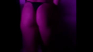 Gostosa de biquini a noite