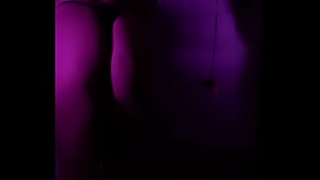 Gostosa de biquini a noite