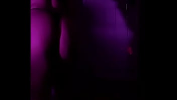 Gostosa de biquini a noite