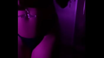 Gostosa de biquini a noite