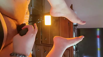 Big ass gamer girl twerks on your face