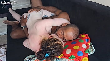 Vir minha filha fudendo com o meu marido no sofa da sala e filmei tudo