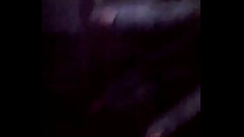 Se mete los dedos como a