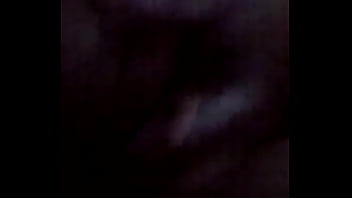 Se mete los dedos como a