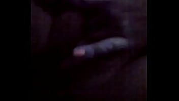 Se mete los dedos como a