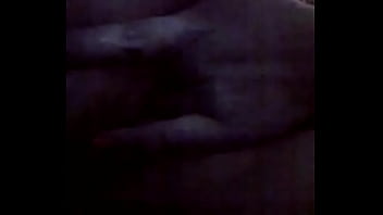 Se mete los dedos como a