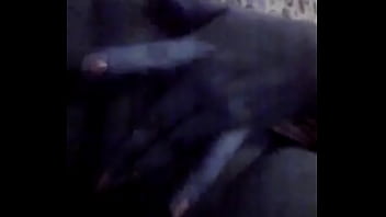 Se mete los dedos como a