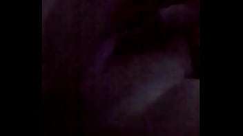 Se mete los dedos como a