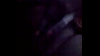 Se mete los dedos como a