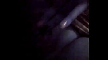 Se mete los dedos como a