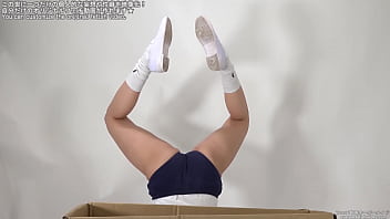 Pull out pants and stick out the buttocks Pull out pants and stick out the buttocks