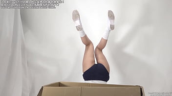 Pull out pants and stick out the buttocks