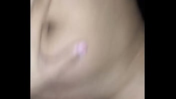 Me encanta ver sus lindas tetas rebotando mientras se mete todo mi verga