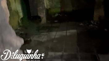 Fudendo com a loirinha na casa abandonada em messejana