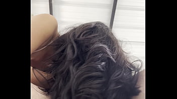 Le chupo la verga a mi vecino hasta que este no se aguanta y termina follandome y dandome su leche caliente en mi coño pettite diamons