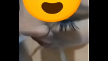 Marquei minha mulher mijando nela inteira até escorrer no corpo todo