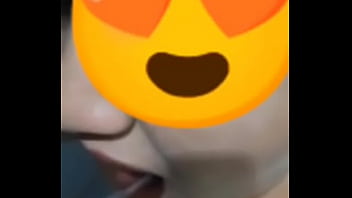 Marquei minha mulher mijando nela inteira até escorrer no corpo todo