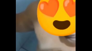 Marquei minha mulher mijando nela inteira até escorrer no corpo todo