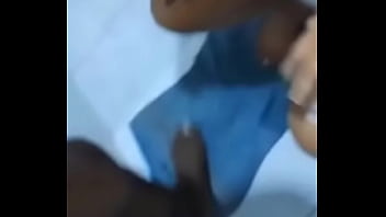 Marquei minha mulher mijando nela inteira até escorrer no corpo todo