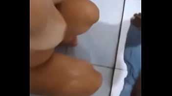 Marquei minha mulher mijando nela inteira até escorrer no corpo todo