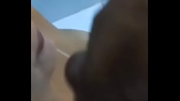 Marquei minha mulher mijando nela inteira até escorrer no corpo todo