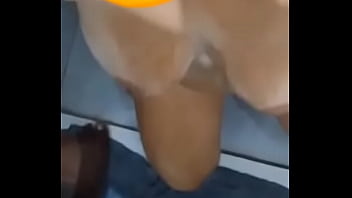 Marquei minha mulher mijando nela inteira até escorrer no corpo todo