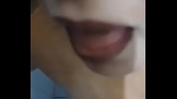 Marquei minha mulher mijando nela inteira até escorrer no corpo todo