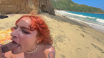 Un voyeur pilló a una pareja amateur desnuda teniendo sexo en la playa un desconocido lo observa todo