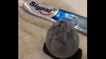 Gay Sm Lope Se Rentre Un Plug Au Dentifrice thumbnail