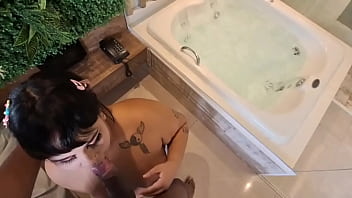 Gordinha chupando o pirocudo negro