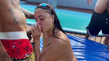 Putaria na piscina com varias novinhas