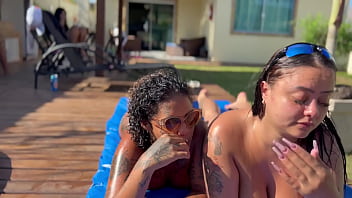 Putaria na piscina com varias novinhas