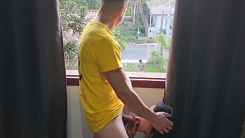 Dei para um amigo enquanto o meu marido cortava grama e conversava comigo na janela