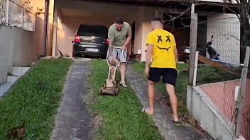Dei para um amigo enquanto o meu marido cortava grama e conversava comigo na janela