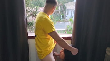 Dei para um amigo enquanto o meu marido cortava grama e conversava comigo na janela