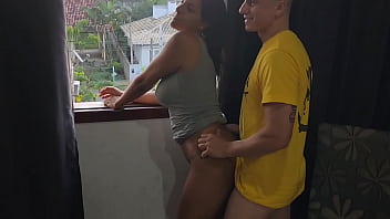 Dei para um amigo enquanto o meu marido cortava grama e conversava comigo na janela