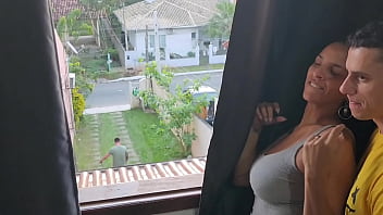 Dei para um amigo enquanto o meu marido cortava grama e conversava comigo na janela