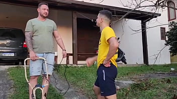 Dei para um amigo enquanto o meu marido cortava grama e conversava comigo na janela