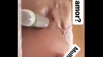 Mulher asturbando e gozando