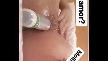 Mulher asturbando e gozando