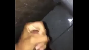 Gozou Gostoso Na Bronha Novinho Safado Batendo Punheta Ate Gozar thumbnail