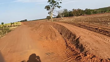 Casada infiel encontra colega de academia e acaba aceitando a proposta para fuder dentro do mato a safada meteu gostoso no pelo e pediu leite no bunda