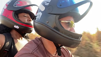 Casada infiel encontra colega de academia e acaba aceitando a proposta para fuder dentro do mato a safada meteu gostoso no pelo e pediu leite no bunda